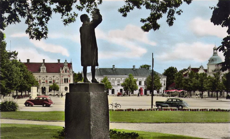 Köping Scheelestatyn, Stora Torget