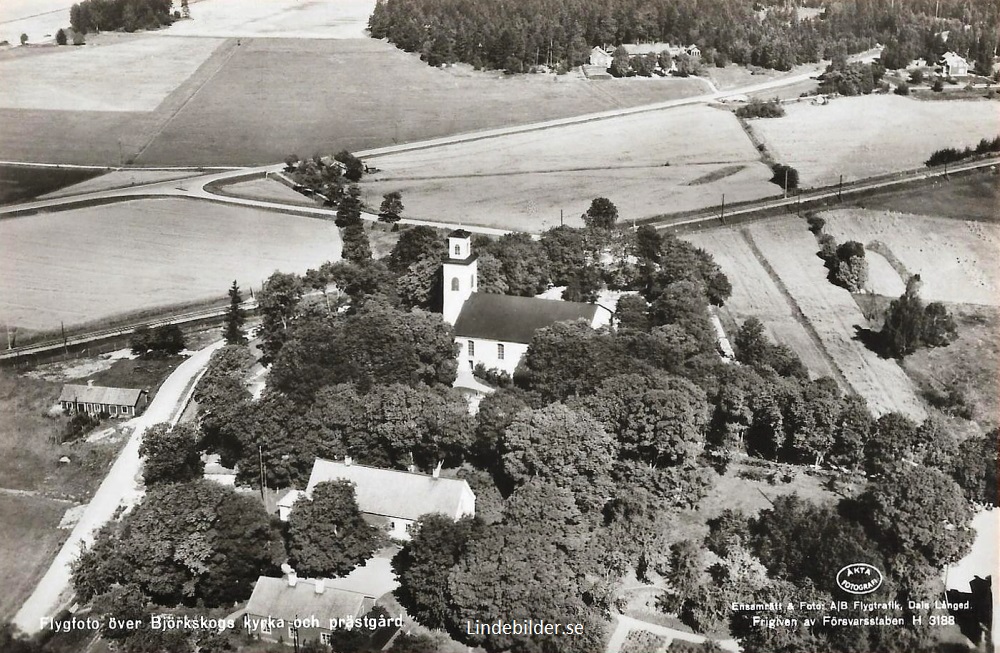 Flygfoto över Björkskogs kyrka och Prästgård