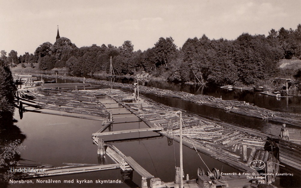 Karlstad. Norsbron. Norsälven med kyrkan skymtande