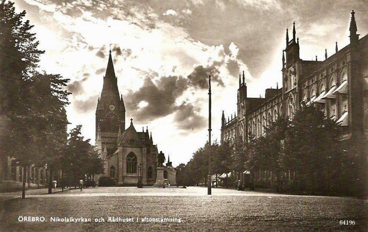 Örebro Nikolaikyrkan och Rådhuset i Aftonstämning