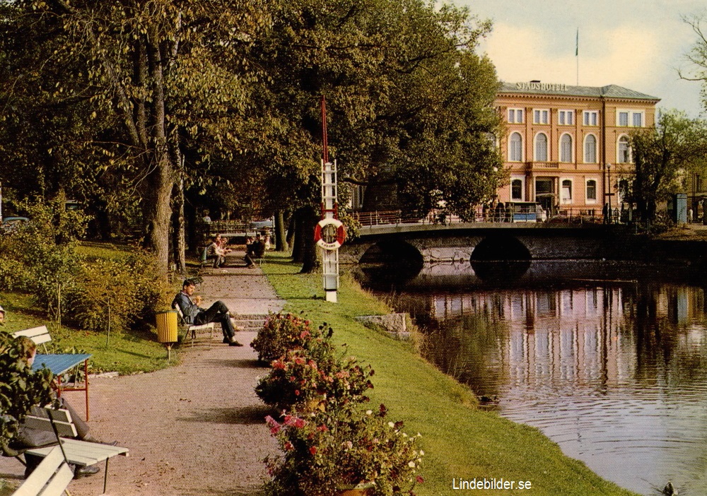 Kanalen med stadshotellet i bakgrunden