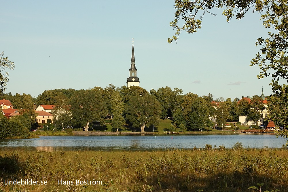 Kyrkan på andra sidan sjön