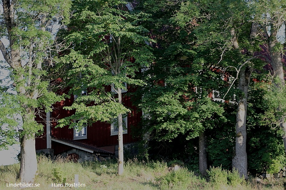 Ett större hus, ser ut att vara 3 våningar