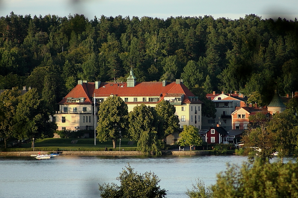 Sparbankshuset och en båt