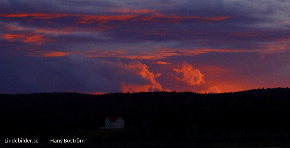 En röd o blå himmel