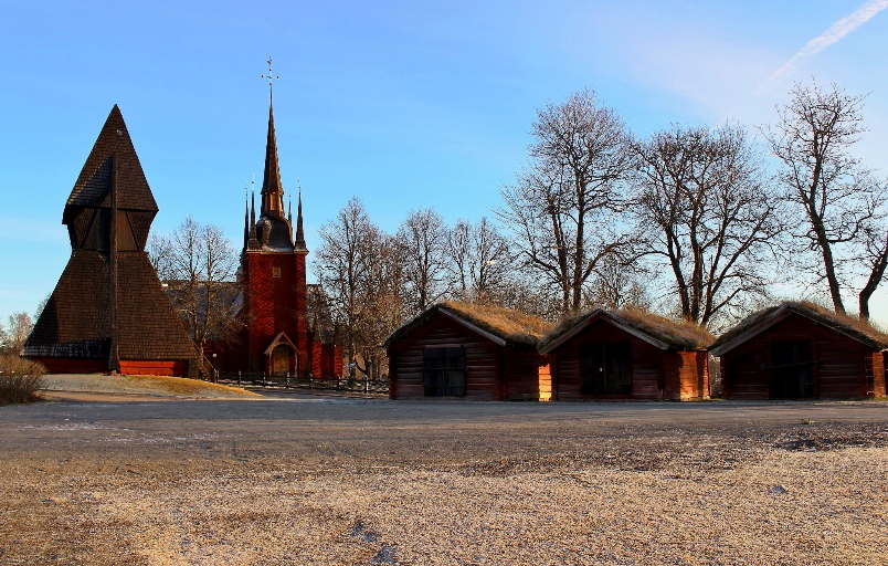 Ljusnarsbergs Kyrka med klockstapel och kyrkstallarna