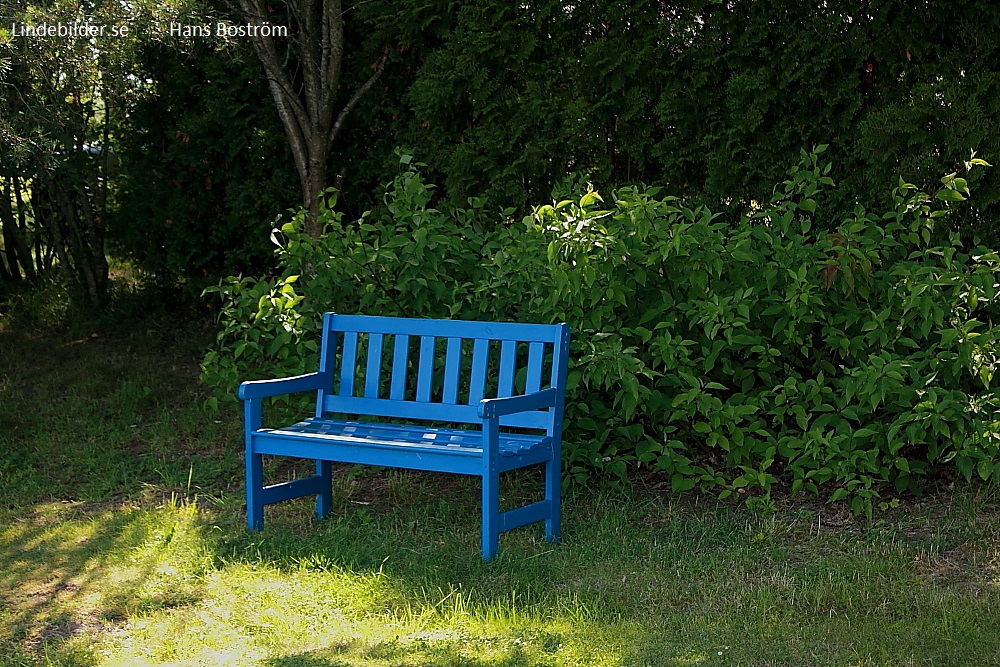 Kör tilll höger om soffan