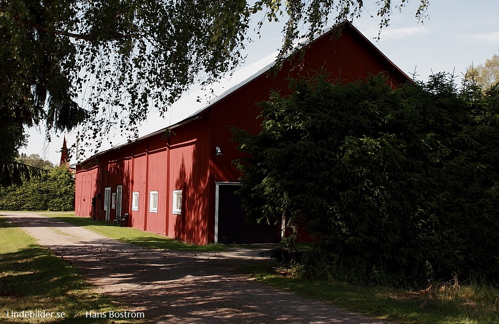 Till vänster om Ladugården