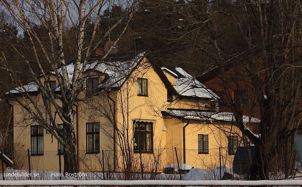 Ett hus på andra sidan järnvägen