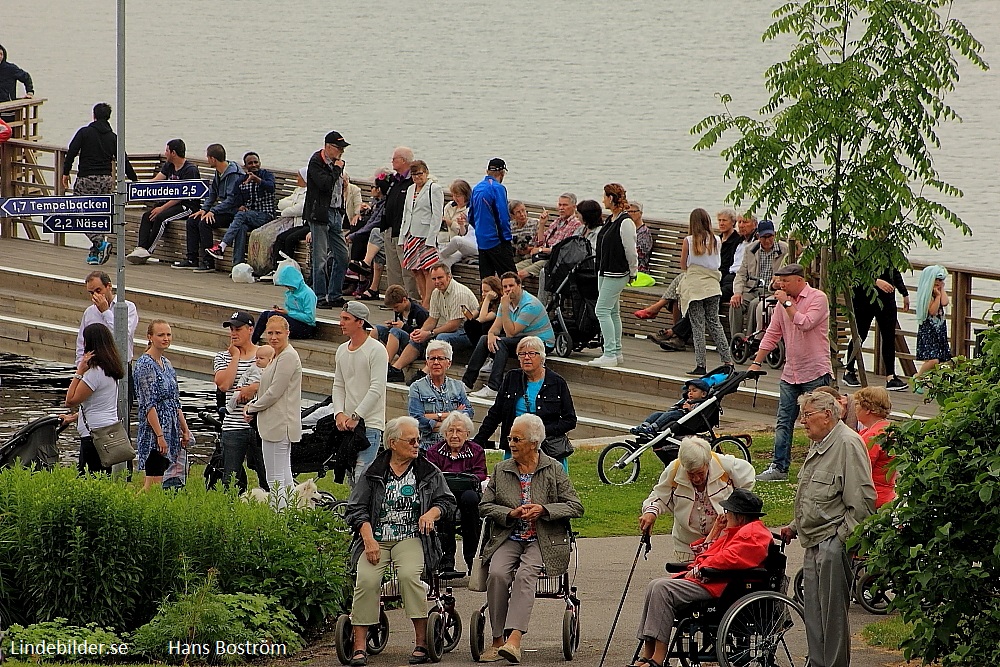 Publiken vid Kyrkbryggan