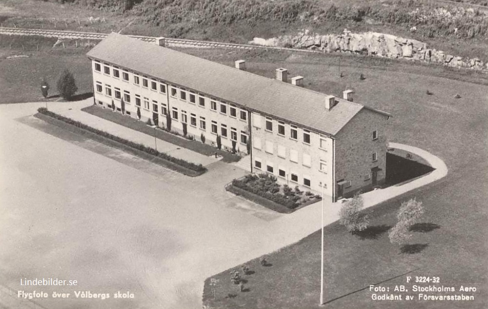 Flygfoto över Vålbergs skola