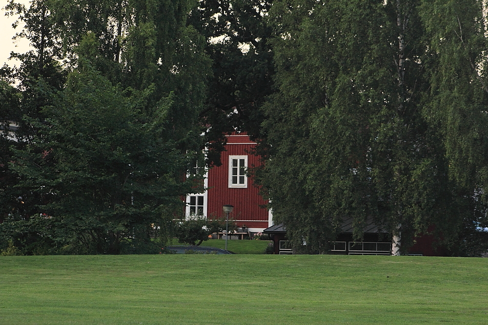 Huset mellan träden