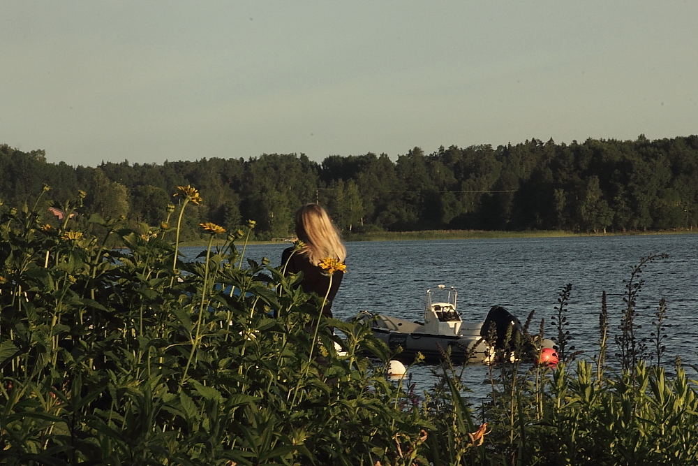 Tjejen och båten på Lindesjön