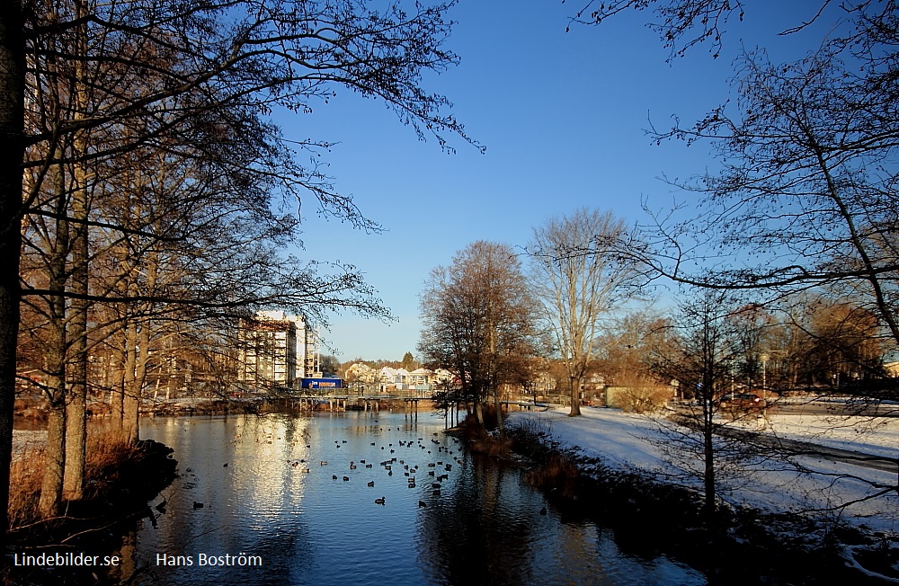 Ån mot gröna bron och hyreshusen