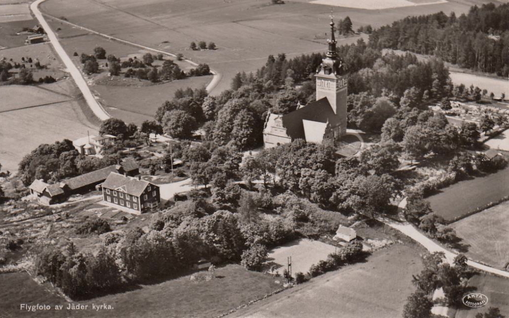 Flygfoto av Jäder Kyrka