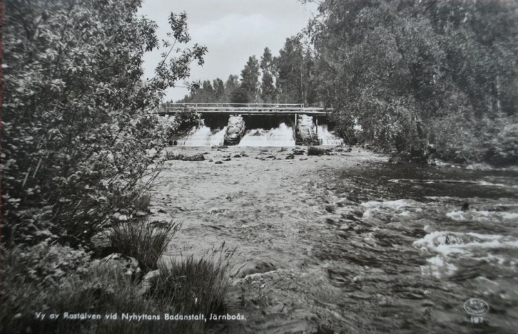 Vy av Rastälven vid Nyhyttans Badanstalt, Järnboås 1943