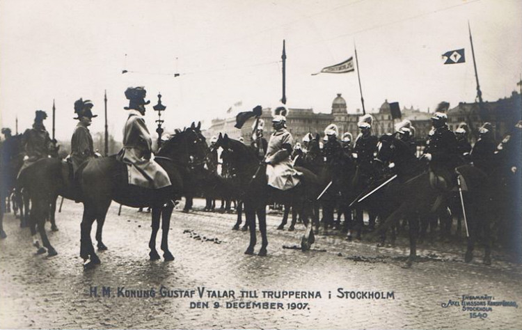 Gustav V talar till trupperna i Stockholm 1907