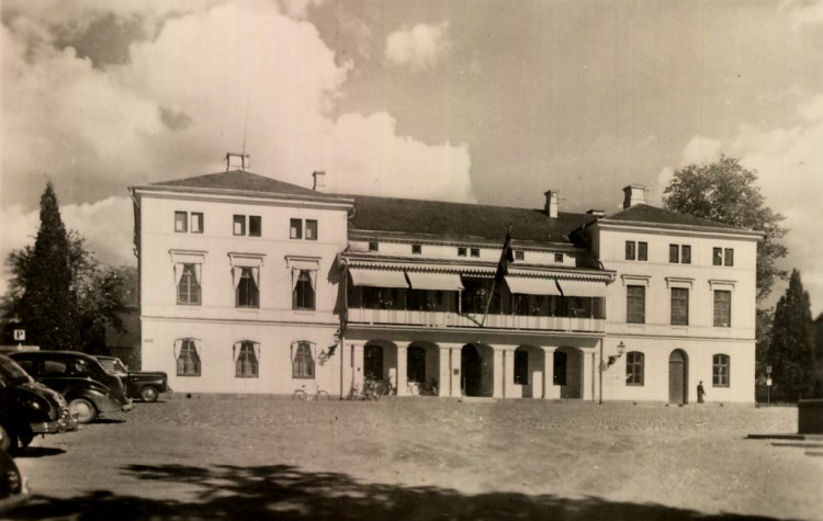 Stadshotellet med gamla bilar