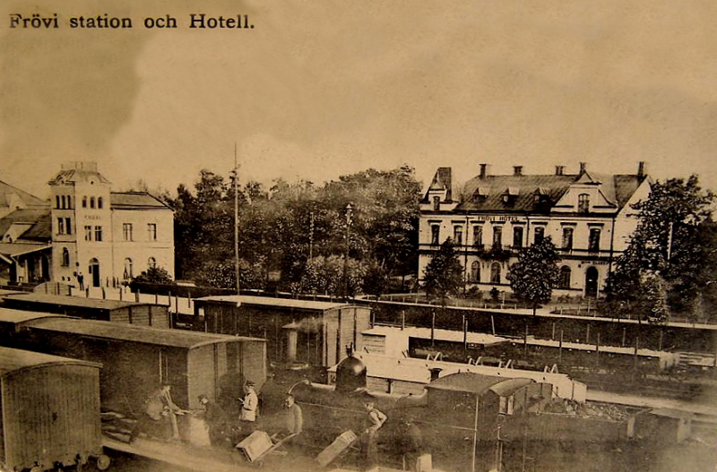 Frövi, Station och Hotell