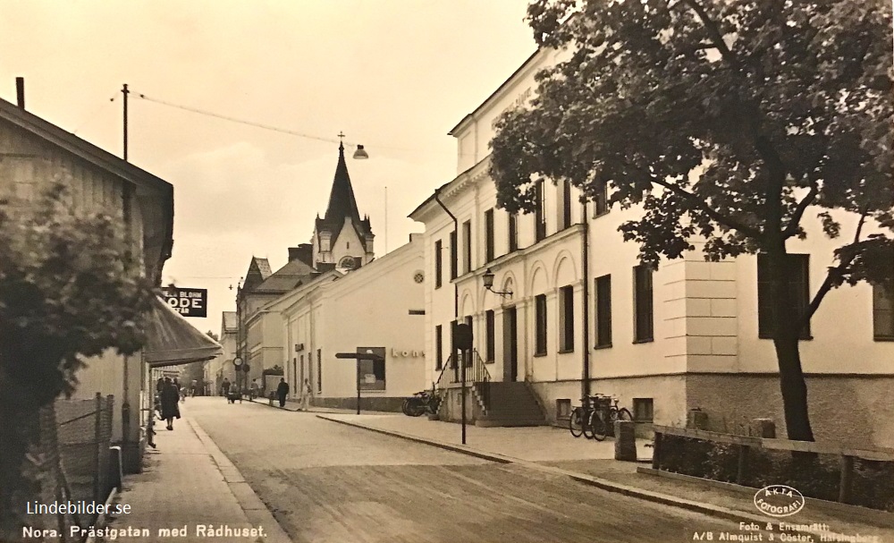 Nora. Prästgatan med Rådhuset