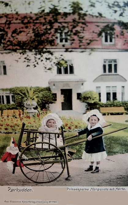 Märta och Margaretha leker med kärran på Parkudden 1903