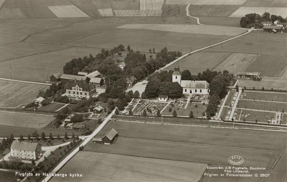 Flygfoto av Hallsbergs Kyrka