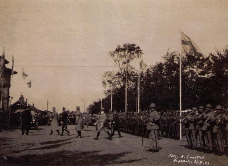 Gustav V i Ängelholms Station 1923