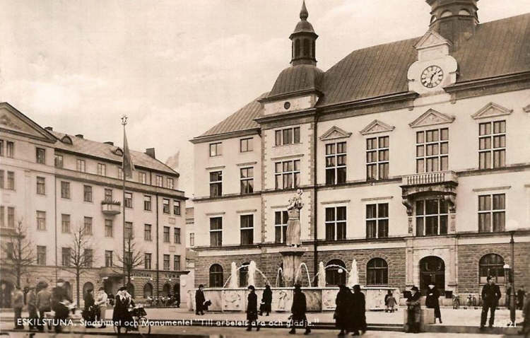 Eskilstuna Stadshuset och Monumentet. Till arbetets ära och glädje