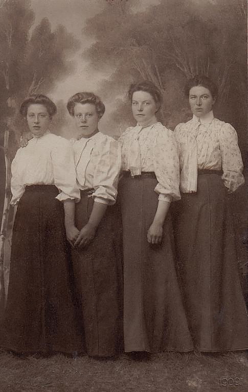 Sala Ateljefoto, Fyra Kvinnor 1909