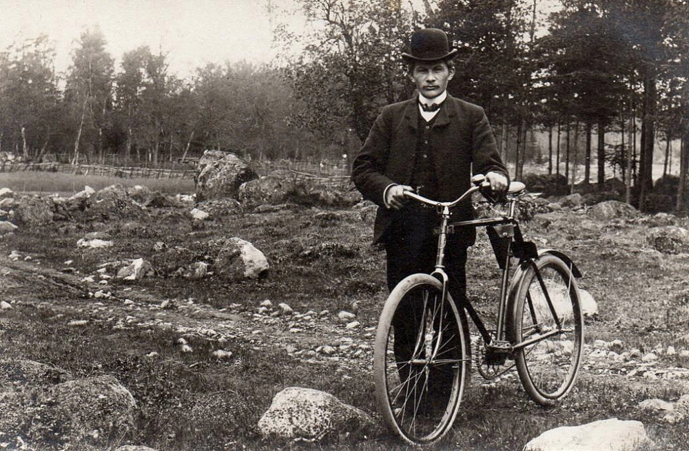 Eskilstuna. Hälleberga, Man med cykel