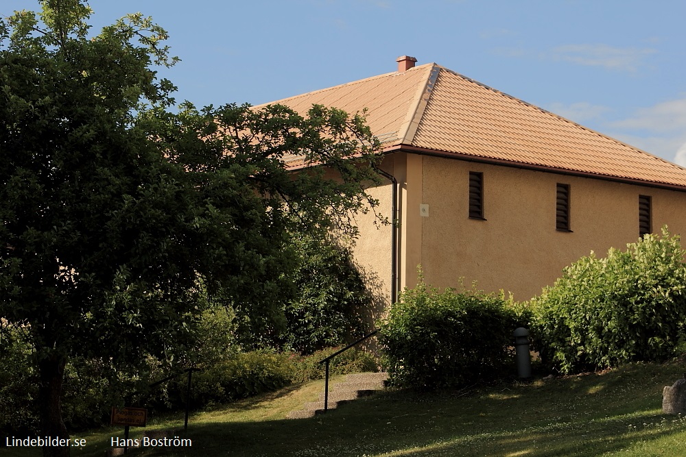 Lindesberg, Huset bakom träden