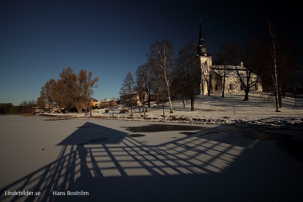 Kyrkan och skuggan av Kyrkbryggan