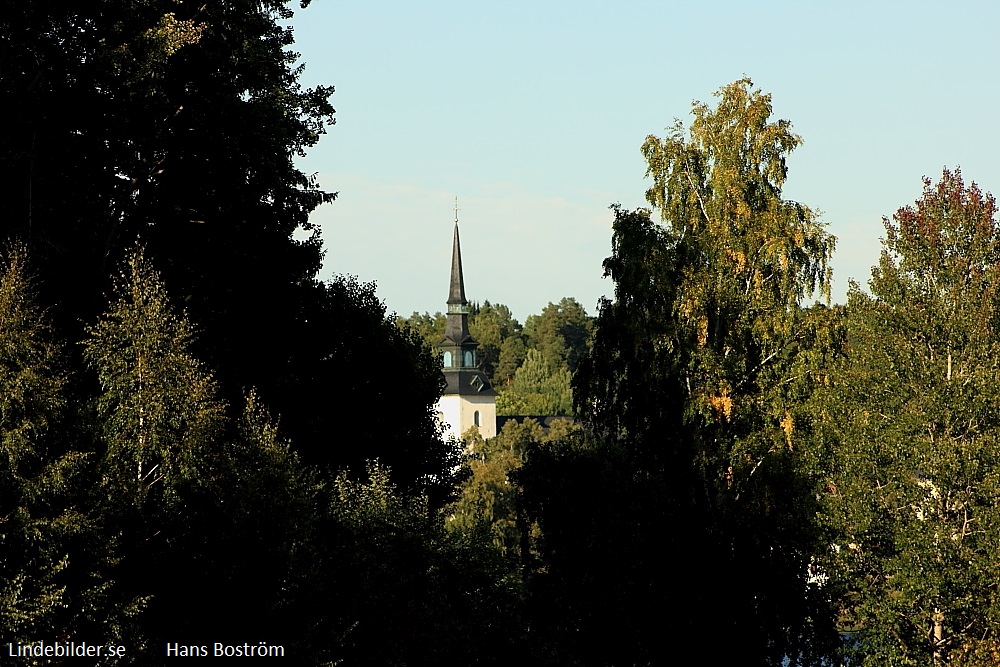 Kyrkan mellan träden