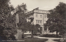 Köping Scheelestatyn och Sparbankshuset 1935 Köping Scheelestatyn och Sparbankshuset 1935