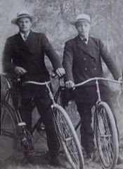 Borlänge, Ateljefoto Två män på cykel Borlänge, Ateljefoto Två män på cykel