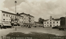 Kristinehamn, Norra Torget med Svenska Handelsbanken och Rådhuset 1943 Kristinehamn, Norra Torget med Svenska Handelsbanken och Rådhuset 1943