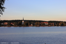 Kyrkan bakom bladen