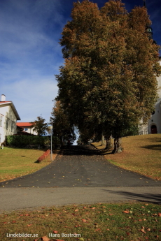 Mellan Församlingshemmet och Kyrkan