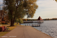 Strandpromenad och bryggor