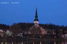 En kyrka på kvällen