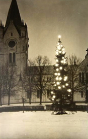 Nora, Kyrkan med Julgran