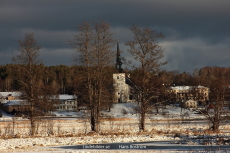Kyrkan mellan träden Kyrkan mellan träden