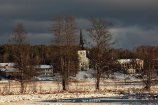 Kyrkan mellan träden