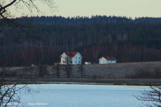 Hus vid andra sidan sjön