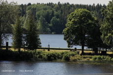 Kyrkogården mellan sjöarna