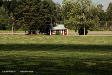 Huset mellan vägen och järnvägen