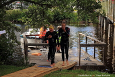 Med handen för munnen