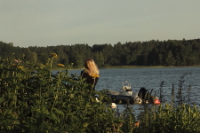 Tjejen och båten på Lindesjön Tjejen och båten på Lindesjön