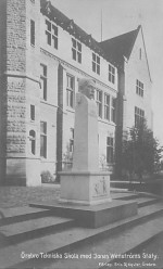 Örebro, Tekniska Skola med Jonas Wenströms Staty Örebro, Tekniska Skola med Jonas Wenströms Staty