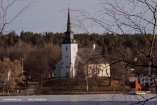 I Bakgrunden är Kyrkan